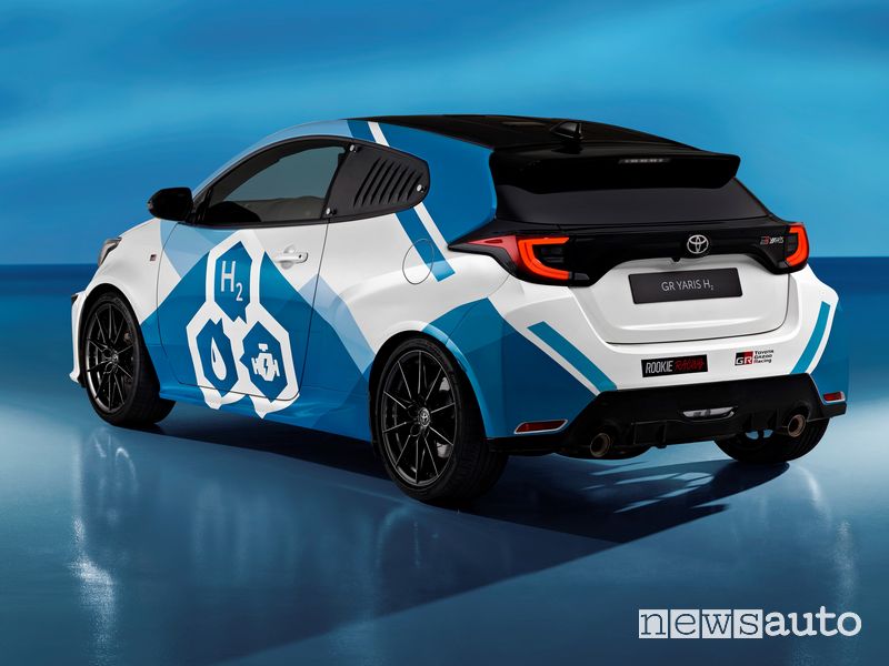 Vista posteriore Toyota GR Yaris ad idrogeno
