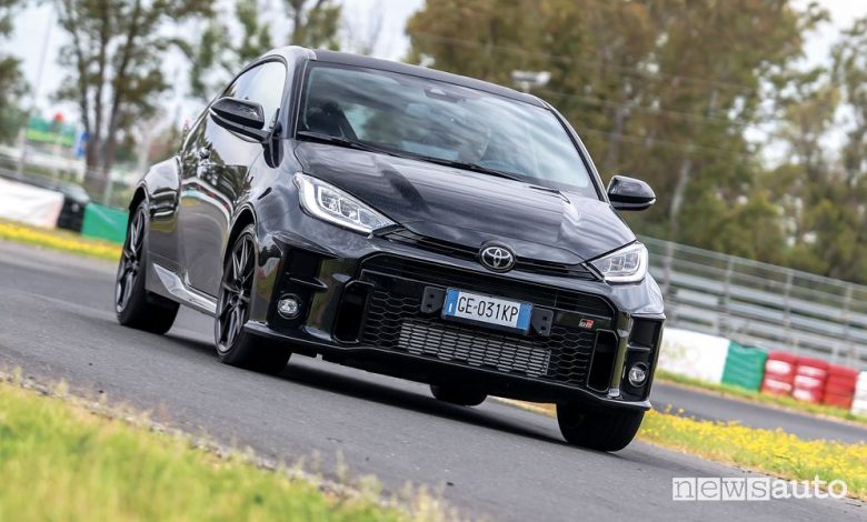 Vista anteriore Toyota Yaris GR prova in pista