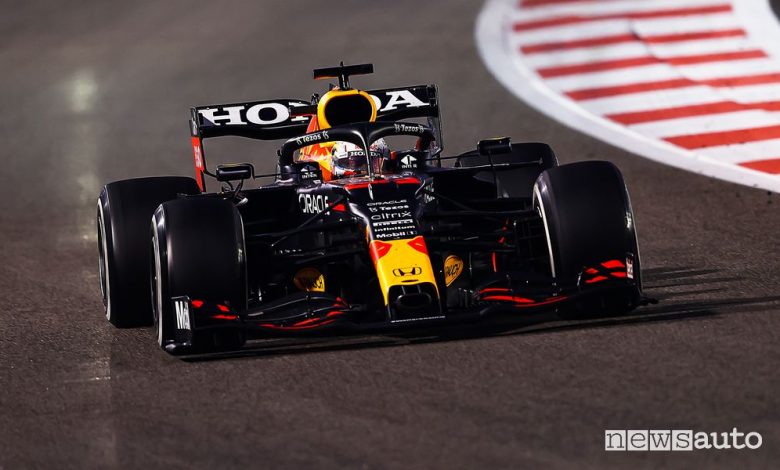 F1 Classifiche Mondiale 2021 Piloti Costruttori. Le classifiche FINALI della stagione 2021, aggiornate dopo il GP di Abu Dhabi. Verstappen è il nuovo Campione Mondo.