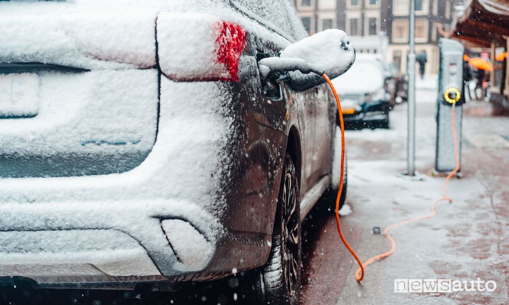 In inverno l'autonomia di un auto elettrica si riduce. L'Antitrust indaga sulle autonomie dichiarate dai costruttori.