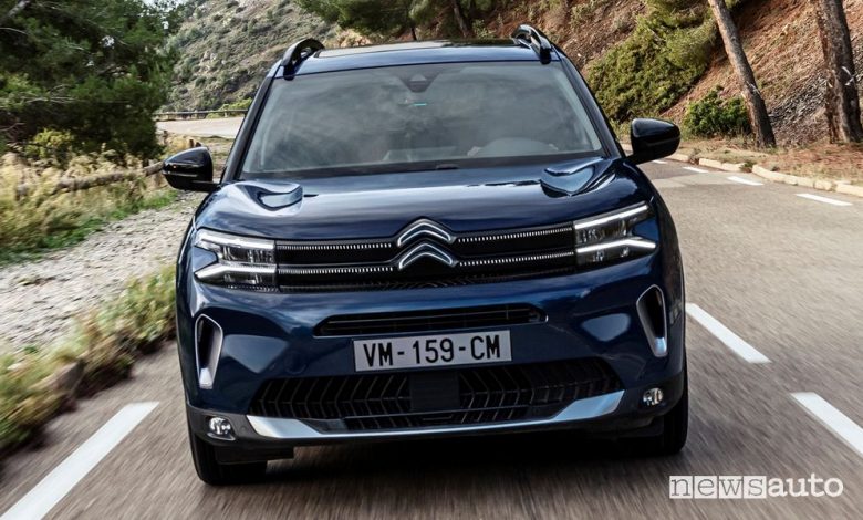 Vista anteriore nuovo SUV Citroën C5 Aircross su strada