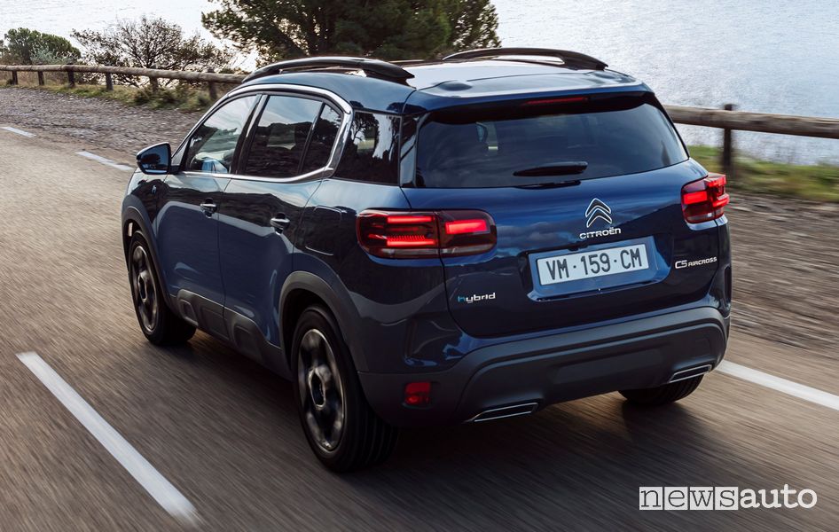 Vista posteriore nuovo SUV Citroën C5 Aircross su strada