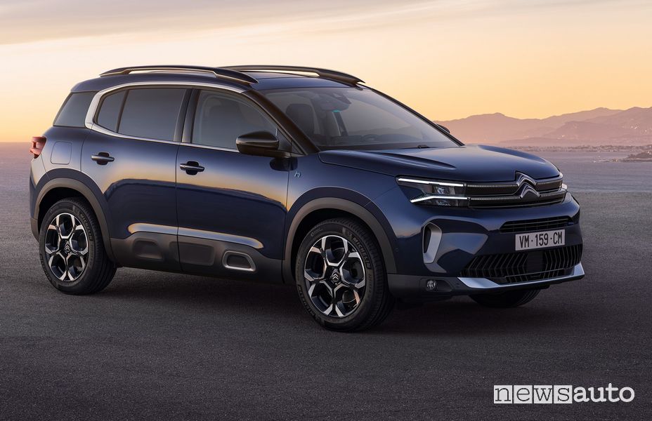 Vista di profilo nuovo SUV Citroën C5 Aircross