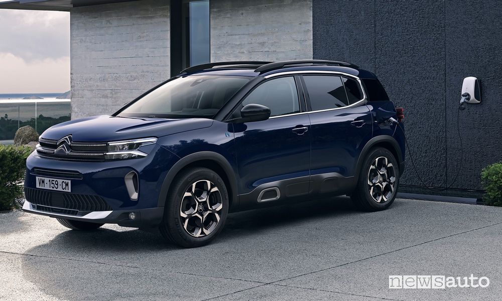 Nuovo SUV Citroën C5 Aircross ibrido plug-in in ricarica da una wallbox