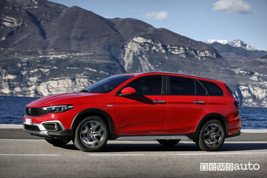 Vista laterale Fiat (Tipo)RED Cross Station Wagon su strada