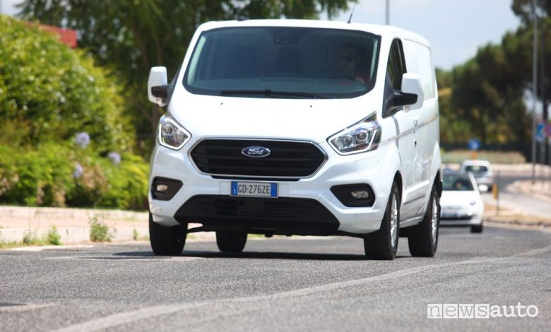 Vista frontale Ford Transit Custom Plug-in Hybrid in prova su strada