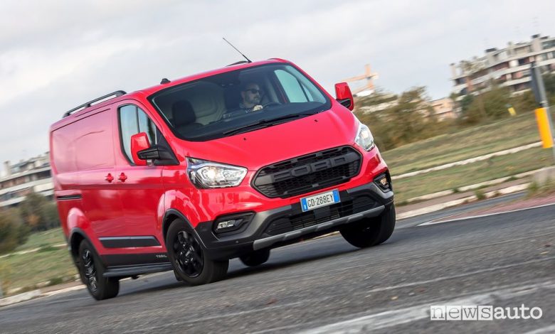 Vista di profilo furgone Ford Transit Custom Trail su strada