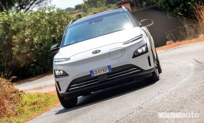 Vista frontale Hyundai Kona Electric nella prova su strada