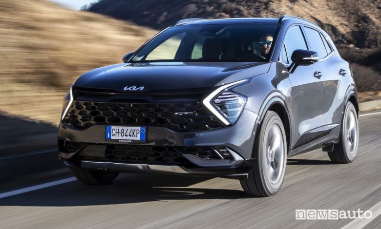 Vista di profilo nuovo Kia Sportage su strada