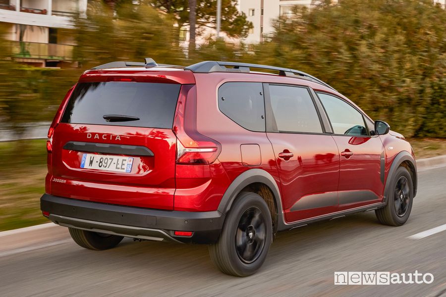 Vista posteriore nuovo Dacia Jogger su strada