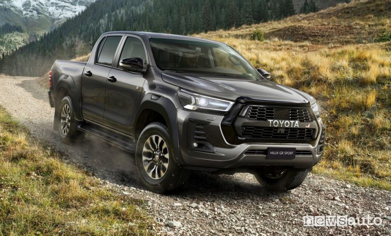 Toyota Hilux GR Sport pick-up sullo sterrato