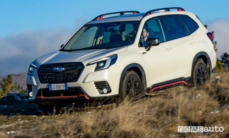 Vista di profilo nuovo Subaru Forester sullo sterrato