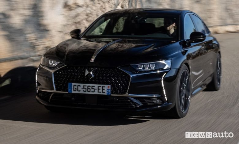 Vista di profilo DS 9 E-Tense 4x4 su strada