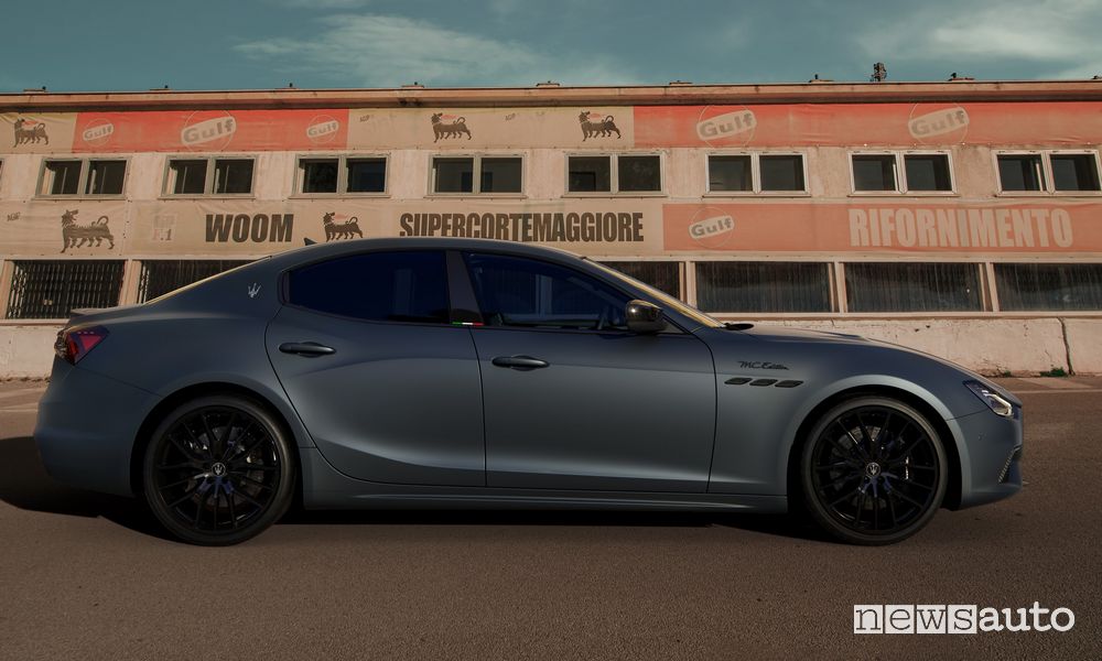 Vista laterale Maserati Ghibli MC Edition Blu Vittoria