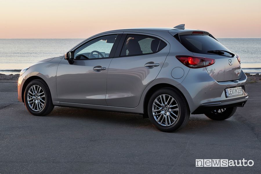 Vista posteriore Mazda2 2022