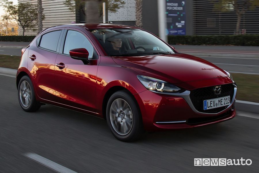 Vista di profilo Mazda2 2022 Soul Red Crystal su strada