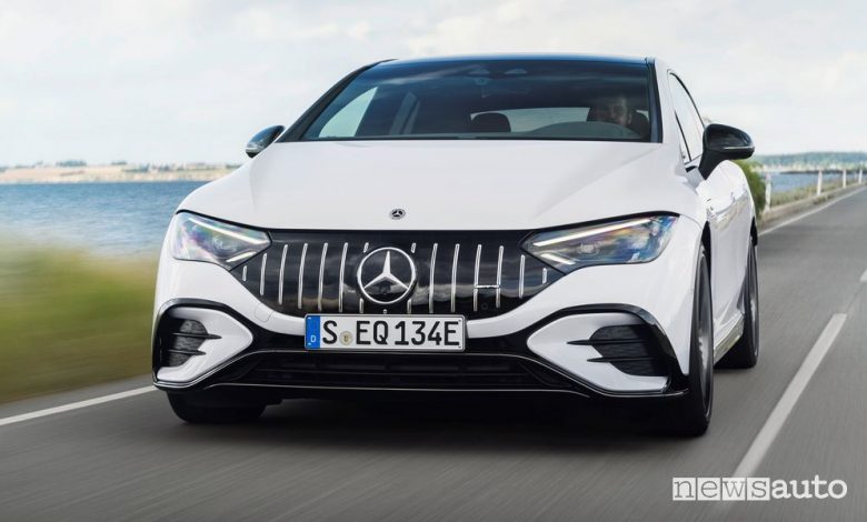 Vista anteriore Mercedes-AMG EQE 53 4MATIC+ su strada
