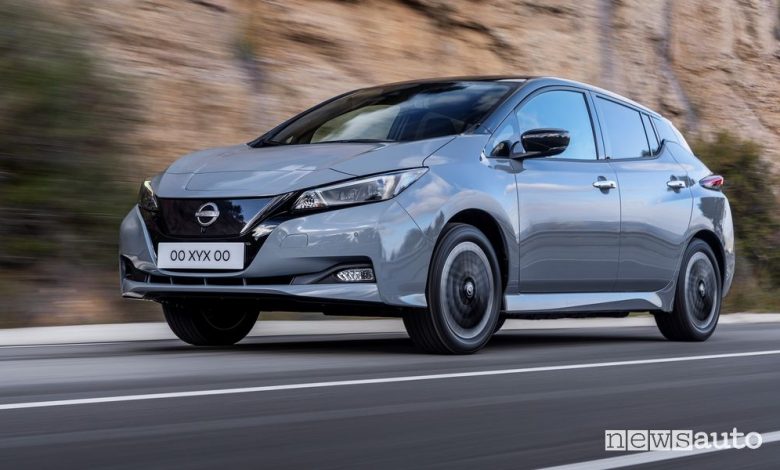 Vista di profilo nuova Nissan Leaf su strada