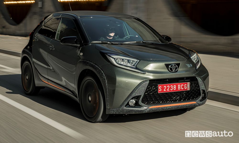 Vista anteriore nuova Toyota Aygo X su strada