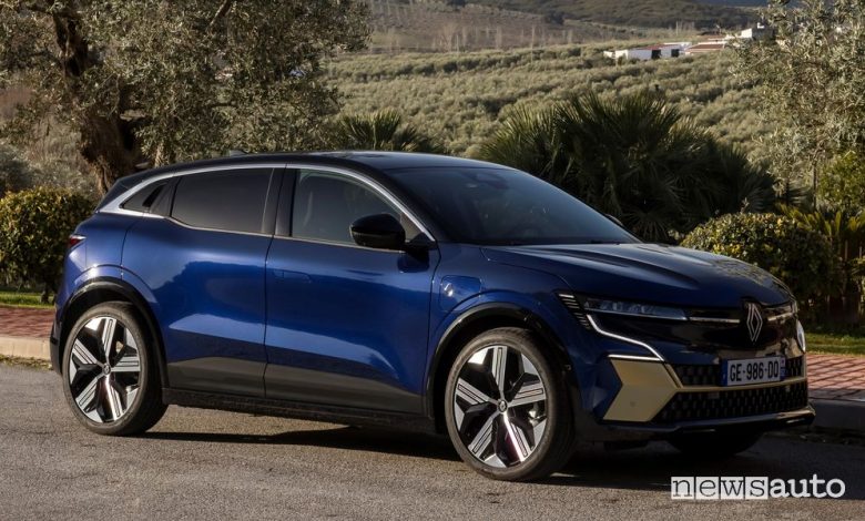 Vista di profilo Renault Megane E-TECH Electric