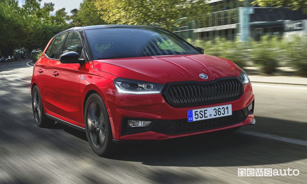 Vista di profilo Skoda Fabia Monte Carlo su strada
