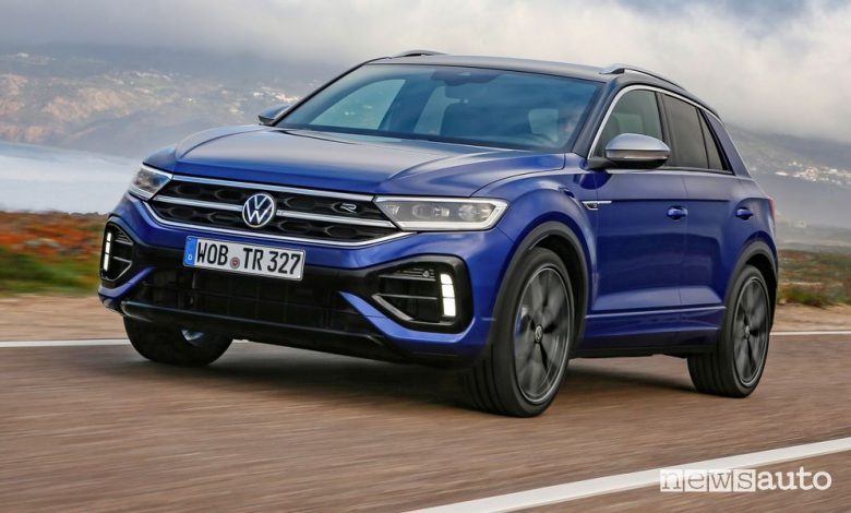 Vista di profilo nuova Volkswagen T-Roc R su strada