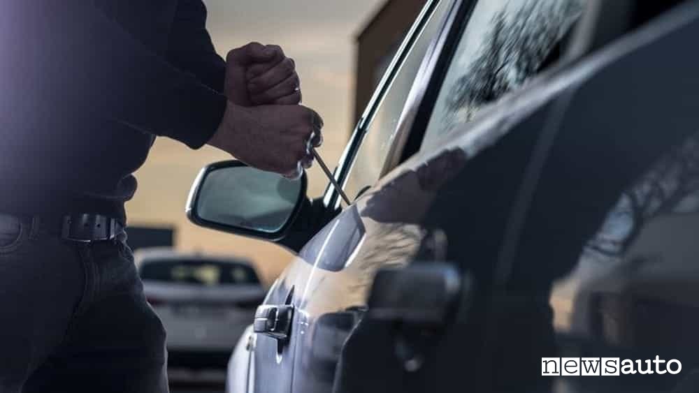 Ladro intento a rubare un'auto