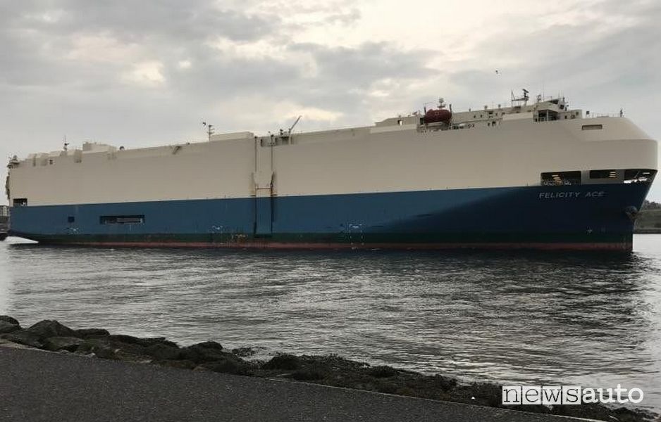 Nave Felicity Ace incendio