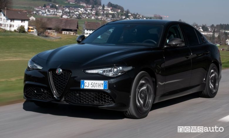 Vista di profilo Alfa Romeo Giulia serie speciale Estrema su strada