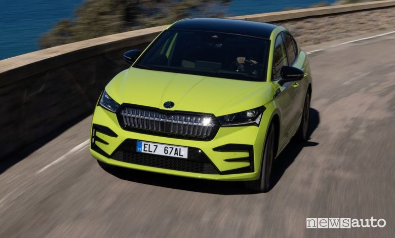 Vista frontale Škoda Enyaq Coupé RS iV su strada