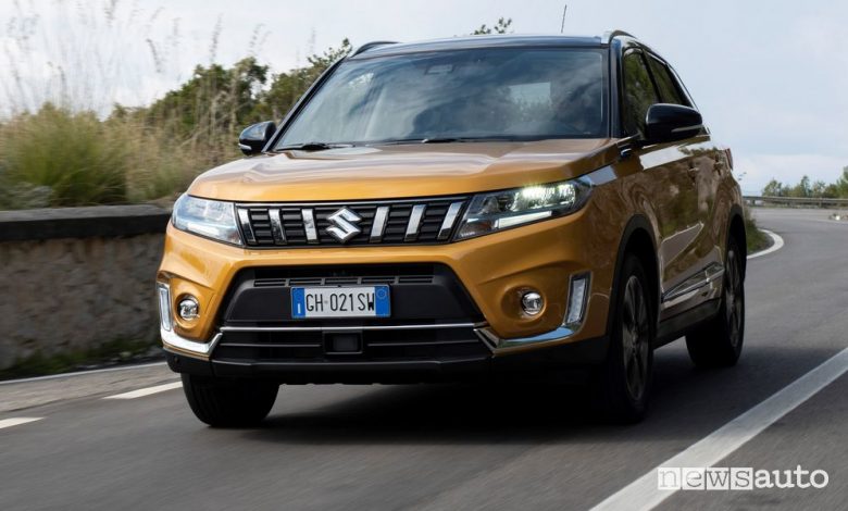 Vista di profilo Suzuki Vitara Hybrid 140V su strada