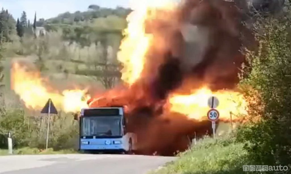 Incendio delle batterie al litio di un autobus elettrico