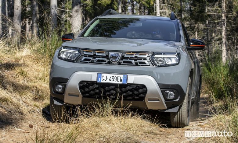 Vista anteriore Dacia Duster Extreme sullo sterrato
