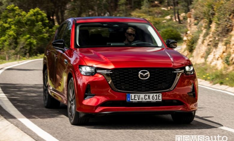 Vista anteriore Mazda CX-60 Homura, Soul Red Crystal su strada