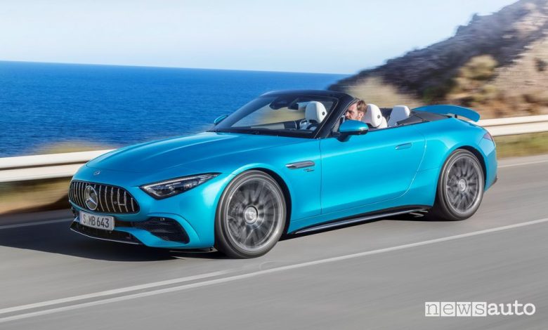 Vista di profilo Mercedes-AMG SL 43 Roadster su strada