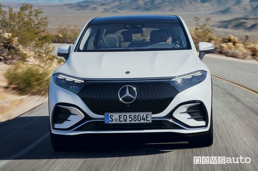 Vista frontale Mercedes-Benz EQS SUV su strada