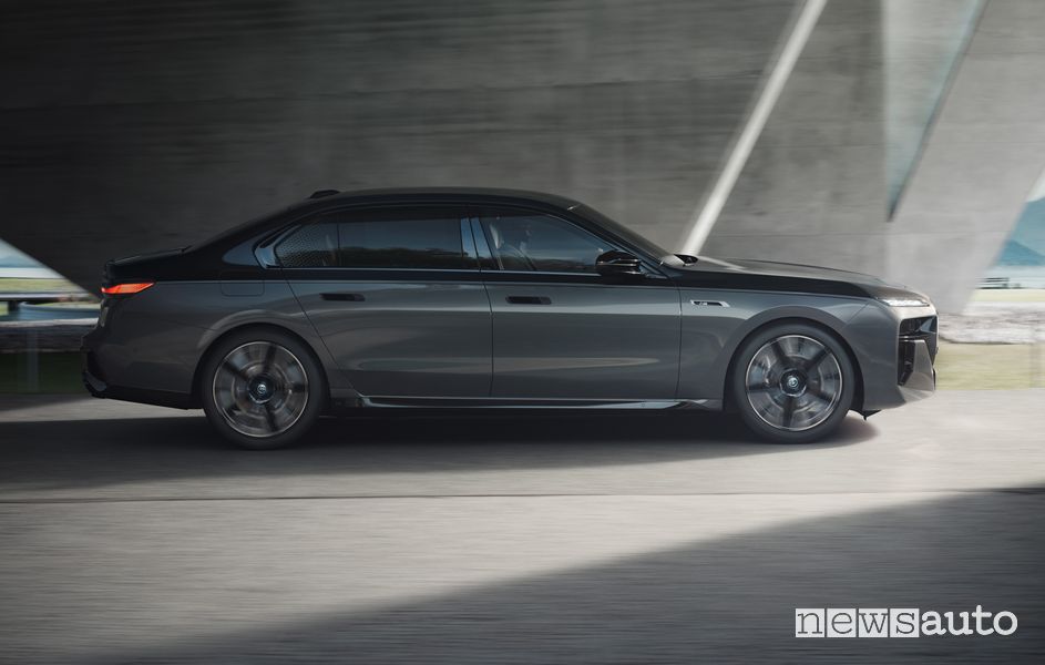 Vista laterale BMW M760e xDrive su strada