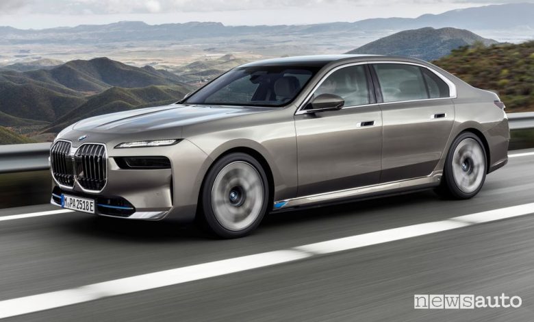 Vista di profilo BMW i7 xDrive60 elettrica su strada