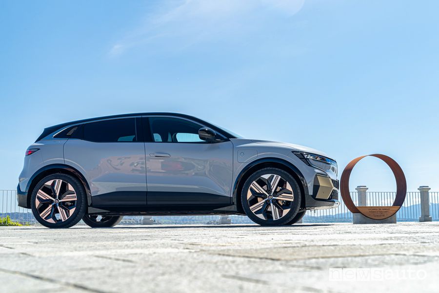 Vista laterale nuova Renault Mégane E-TECH Electric