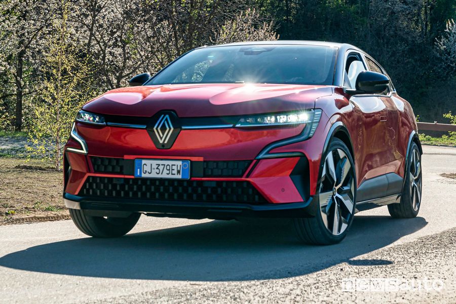 Vista anteriore nuova Renault Mégane E-TECH Electric rossa su strada