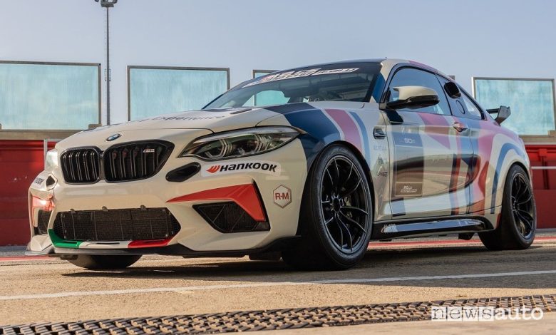 Vista di profilo BMW M2 CS Racing Cup nella pit-lane di Misano