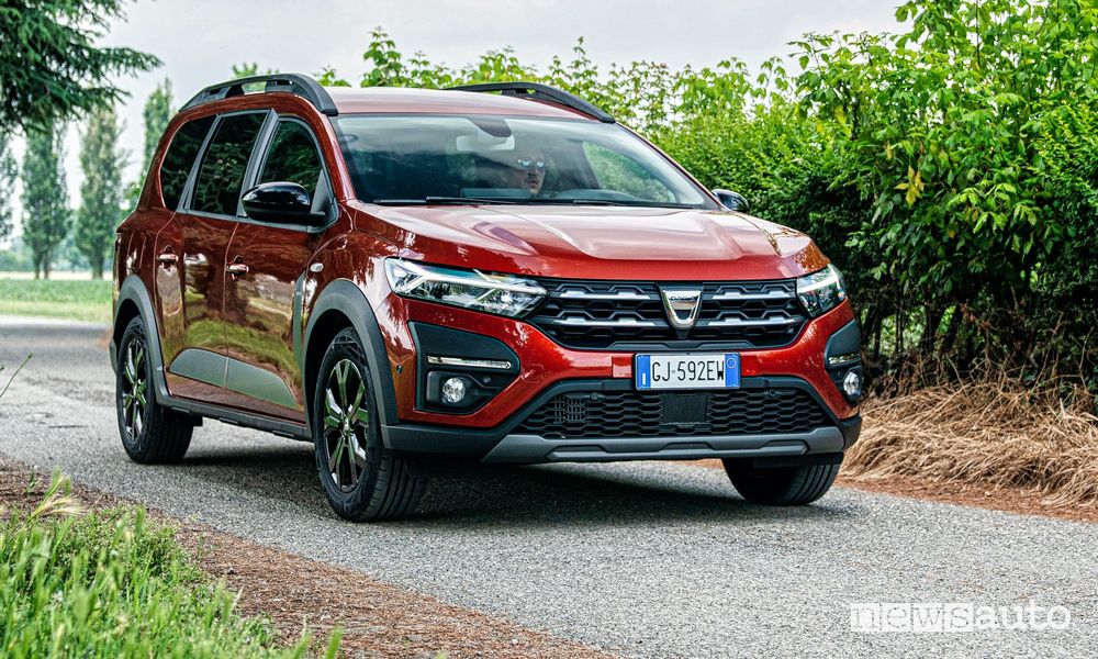 Vista di profilo nuovo Dacia Jogger su strada