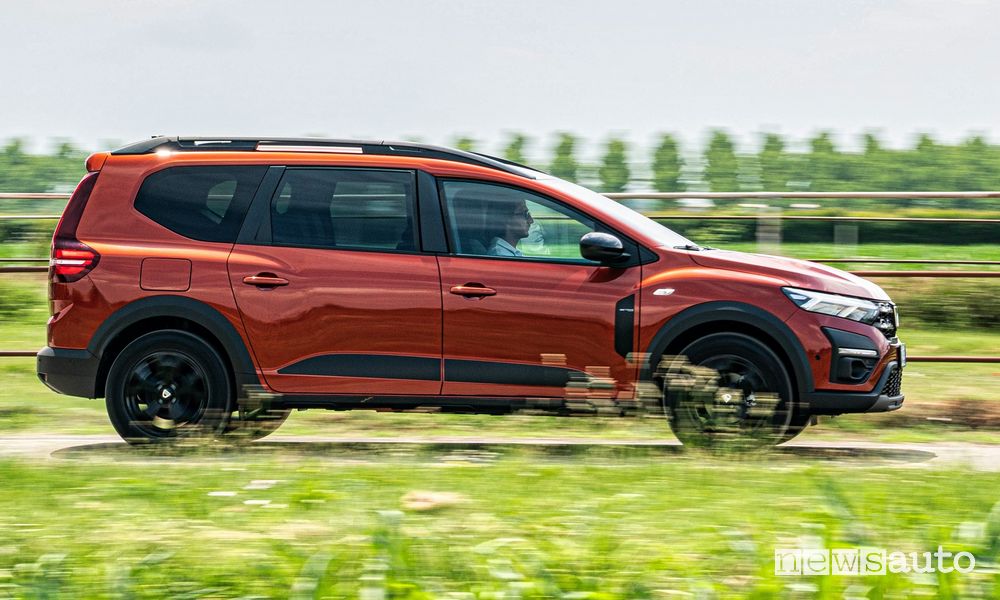 Vista laterale nuovo Dacia Jogger su strada