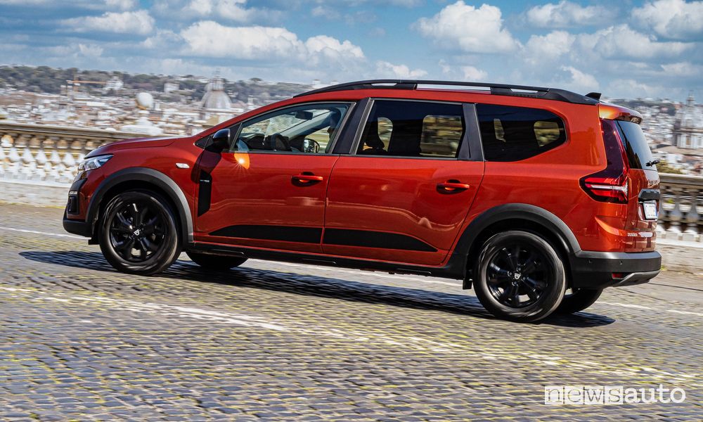 Vista laterale Dacia Jogger GPL ECO-G su strada