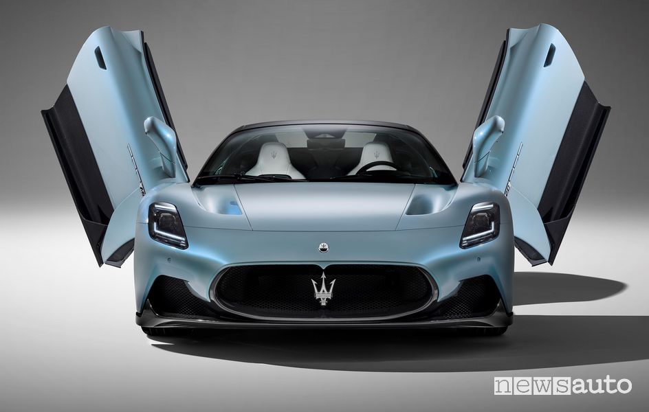 Portiera ad ali di farfalla Maserati MC20 Cielo