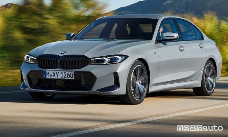 Vista di profilo nuova BMW Serie 3 M340i su strada