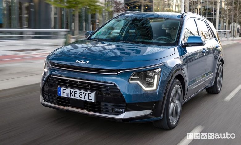 Vista di profilo nuova Kia Niro plug-in hybrid PHEV su strada