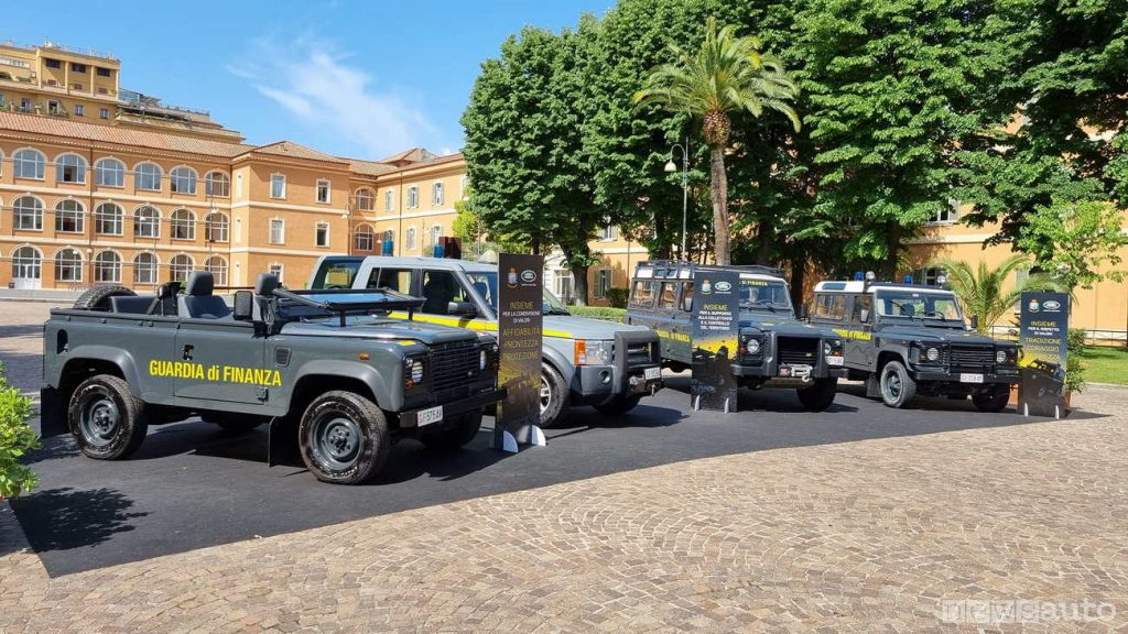 I fuoristrada Land Rover della Guardia di Finanza