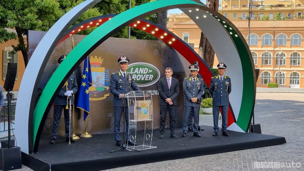 Il Capo di Stato Maggiore della Guardia di Finanza, Generale di Divisione Francesco Greco con il CEO di Jaguar Land Rover Italia, Dott. Marco Santucci per la consegna delle chiavi nella cerimonia