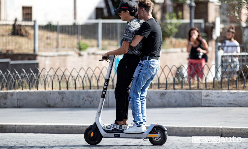 Monopattini con targa e casco